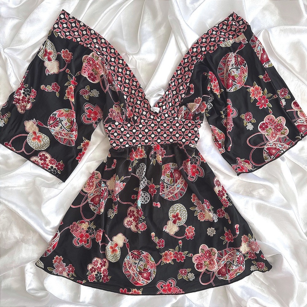 Charlotte Russe Floral Kimono Sleeve Empire Waist Tunic Top Black Red Small